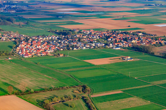 Vue aérienne de Vue du village depuis le nord-ouest à Knittelsheim dans le département Rhénanie-Palatinat, Allemagne