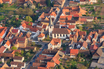 Vue aérienne de Église à Ottersheim bei Landau dans le département Rhénanie-Palatinat, Allemagne