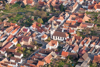 Vue aérienne de L'Église catholique à Ottersheim bei Landau dans le département Rhénanie-Palatinat, Allemagne
