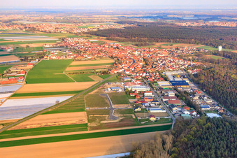 Vue aérienne de Vue du village depuis l'ouest à Hatzenbühl dans le département Rhénanie-Palatinat, Allemagne
