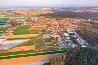 Vue aérienne de Vue du village depuis l'ouest à Hatzenbühl dans le département Rhénanie-Palatinat, Allemagne