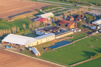 Vue aérienne de Adamshof, après l'incendie de la salle de peinture des œufs de Pâques à Kandel dans le département Rhénanie-Palatinat, Allemagne