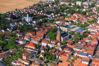 Vue aérienne de Landauer Straße et place du marché à Kandel dans le département Rhénanie-Palatinat, Allemagne