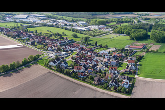 Vue aérienne de Steinweilerer Straße x Brehmstr à le quartier Minderslachen in Kandel dans le département Rhénanie-Palatinat, Allemagne
