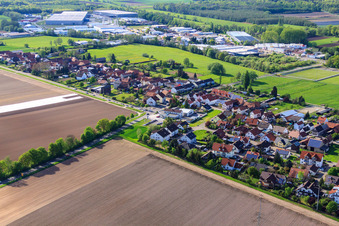 Vue aérienne de Steinweilerer Straße x Brehmstr à le quartier Minderslachen in Kandel dans le département Rhénanie-Palatinat, Allemagne