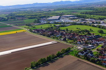Vue aérienne de Vue du village depuis le sud-est à le quartier Minderslachen in Kandel dans le département Rhénanie-Palatinat, Allemagne