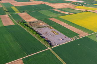 Vue aérienne de Forage d'essai sur un chantier de construction géothermique à Rülzheim dans le département Rhénanie-Palatinat, Allemagne