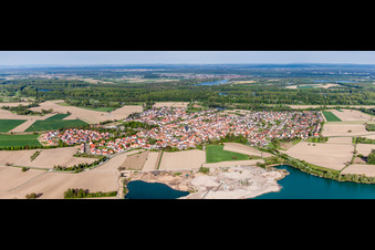 Vue aérienne de Perspective panoramique de la ville vue des rues et des maisons des quartiers résidentiels à Leimersheim dans le département Rhénanie-Palatinat, Allemagne