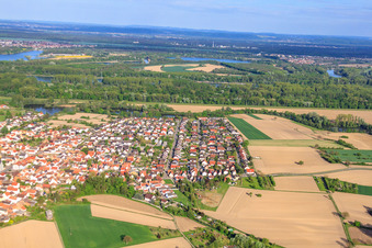 Vue aérienne de Vue du village depuis l'ouest à Leimersheim dans le département Rhénanie-Palatinat, Allemagne