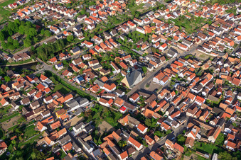 Vue aérienne de Rue principale inférieure à Leimersheim dans le département Rhénanie-Palatinat, Allemagne