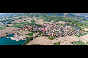 Vue oblique de Perspective panoramique de la ville vue des rues et des maisons des quartiers résidentiels à Leimersheim dans le département Rhénanie-Palatinat, Allemagne