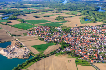 Vue aérienne de Rue principale supérieure à Leimersheim dans le département Rhénanie-Palatinat, Allemagne