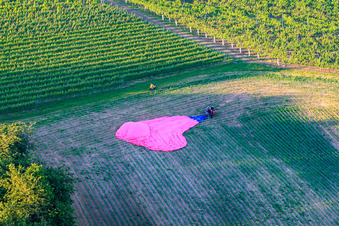 Photographie aérienne de Atterrissage en montgolfière sur le B38 à le quartier Ingenheim in Billigheim-Ingenheim dans le département Rhénanie-Palatinat, Allemagne