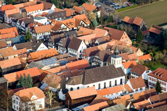 Vue aérienne de Bâtiment d'église (Palatinat) à le quartier Hayna in Herxheim bei Landau dans le département Rhénanie-Palatinat, Allemagne