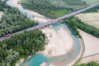 Vue aérienne de Pont de l'autoroute A4 sur le lit de gravier de la rivière Tagliamento à Boscatto en Vénétie à Ronchis dans le département Udine, Italie