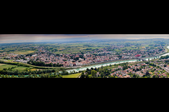 Vue aérienne de Perspective panoramique du centre-ville dans le quartier du centre-ville sur les rives de la rivière Tagliamento à Latisana dans le département Udine, Italie