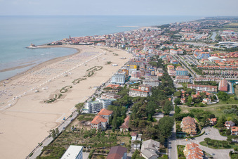 Vue aérienne de Paysage de plage de sable au Caorle à Caorle dans le département Metropolitanstadt Venedig, Italie