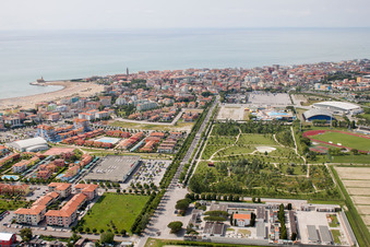 Vue aérienne de Paysage de plage de sable au Caorle à Caorle dans le département Metropolitanstadt Venedig, Italie