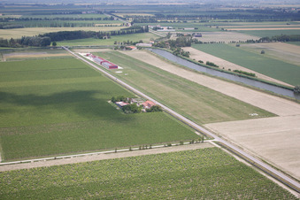 Vue aérienne de Aéroport à Caorle dans le département Metropolitanstadt Venedig, Italie