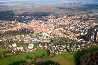 Vue aérienne de Herxheim du sud-ouest à Herxheim bei Landau dans le département Rhénanie-Palatinat, Allemagne