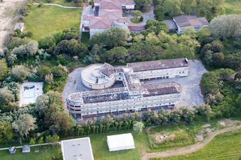 Vue aérienne de Ancienne maison de vacances familiale délabrée ex Colonia La Nostra Famiglia sur la plage Adriatique à Duna Verde en Vénétie à le quartier Duna Verde in Caorle dans le département Metropolitanstadt Venedig, Italie