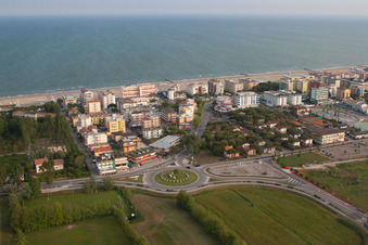 Lido di Jesolo dans le département Metropolitanstadt Venedig, Italie du point de vue du drone