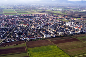 Photographie aérienne de Vue des rues et des maisons dans les quartiers résidentiels à Offenbach an der Queich dans le département Rhénanie-Palatinat, Allemagne