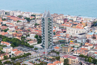 Vue aérienne de Complexe hôtelier de grande hauteur sur la Via Aquileia à Lido di Jesolo en Vénétie à le quartier Lido di Iesolo in Jesolo dans le département Metropolitanstadt Venedig, Italie