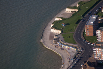 Vue aérienne de Promenade au bord de l'eau et plage à Birchington-on-Sea dans le département Angleterre, Vereinigtes Königreich