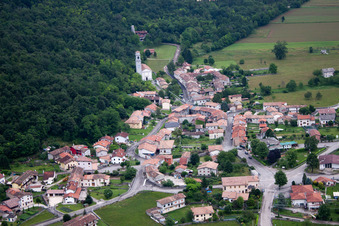 Vue aérienne de Belluno dans le département Frioul-Vénétie Julienne, Italie