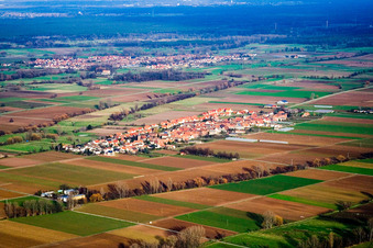Vue aérienne de Vue sur le village à le quartier Niederhochstadt in Hochstadt dans le département Rhénanie-Palatinat, Allemagne