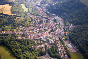 Vue aérienne de Vue des rues et des maisons dans les quartiers résidentiels à Ottange dans le département Moselle, France