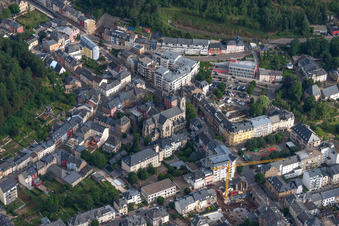 Vue aérienne de Bâtiment religieux à Rumelange dans le District de Luxembourg à Rümelingen dans le département Esch an der Alzette, Luxembourg
