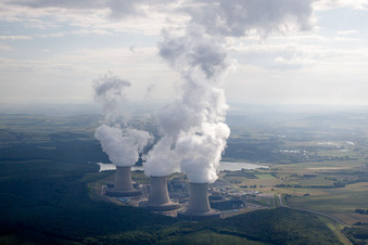 Vue aérienne de Nuages de fumée au-dessus de la centrale nucléaire (également connue sous le nom de centrale nucléaire, centrale nucléaire ou centrale atomique) à Cattenom dans le département Moselle, France