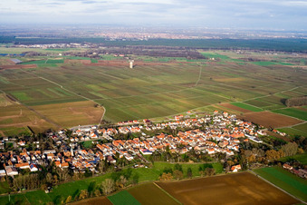 Vue aérienne de Vue sur le village à le quartier Duttweiler in Neustadt an der Weinstraße dans le département Rhénanie-Palatinat, Allemagne