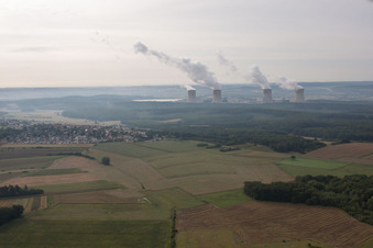 Vue aérienne de Cattenom, centrale nucléaire de l'ouest à Cattenom dans le département Moselle, France