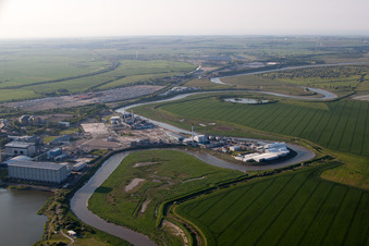 Vue aérienne de Le cours de la rivière Gandren sépare le Luxembourg et la Lorraine à Beyren-lès-Sierck dans le département Moselle, France