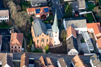 Vue aérienne de Église catholique Saint-Michel au centre du village à le quartier Duttweiler in Neustadt an der Weinstraße dans le département Rhénanie-Palatinat, Allemagne