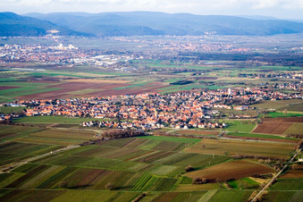 Vue aérienne de Du sud-est à le quartier Lachen in Neustadt an der Weinstraße dans le département Rhénanie-Palatinat, Allemagne