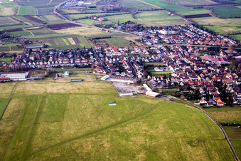 Vue aérienne de Lachen-Speyerdorf, aérodrome à le quartier Speyerdorf in Neustadt an der Weinstraße dans le département Rhénanie-Palatinat, Allemagne