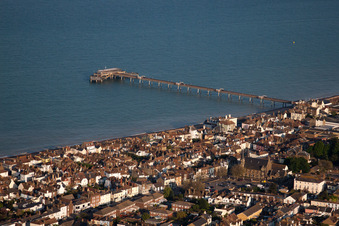Vue aérienne de Paysage de sable et de plage à l'embarcadère du canal à Deal dans le département Angleterre, Vereinigtes Königreich