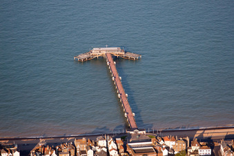Vue aérienne de Paysage de sable et de plage à l'embarcadère du canal à Deal dans le département Angleterre, Vereinigtes Königreich