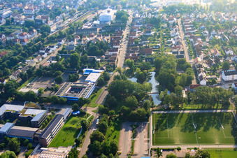 Vue aérienne de Jahnstraße avec IGS, Schwanenweiher et stade à Kandel dans le département Rhénanie-Palatinat, Allemagne