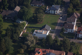 Vue aérienne de Villa de luxe dans un quartier résidentiel d'un lotissement de maisons unifamiliales à Eichendorffstraße à Kandel dans le département Rhénanie-Palatinat, Allemagne