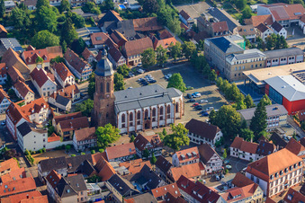 Vue aérienne de Place du marché de l'église, Plätzl à Kandel dans le département Rhénanie-Palatinat, Allemagne