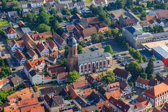 Vue aérienne de Place du marché de l'église, Plätzl à Kandel dans le département Rhénanie-Palatinat, Allemagne