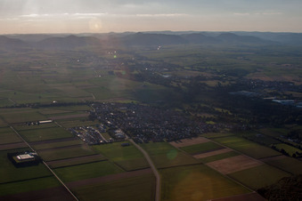 Vue aérienne de De l'est à Steinweiler dans le département Rhénanie-Palatinat, Allemagne
