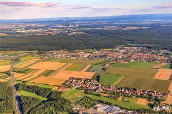 Vue oblique de Vue du village depuis le nord à le quartier Minderslachen in Kandel dans le département Rhénanie-Palatinat, Allemagne