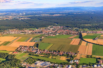 Vue du village depuis le nord à le quartier Minderslachen in Kandel dans le département Rhénanie-Palatinat, Allemagne d'en haut