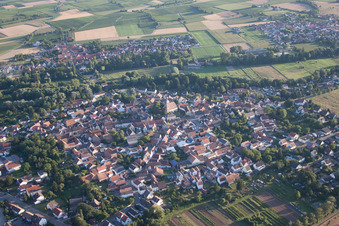 Quartier Billigheim in Billigheim-Ingenheim dans le département Rhénanie-Palatinat, Allemagne du point de vue du drone